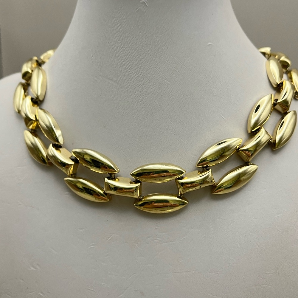 Radiant Gold Pendant Necklace with Intricate Detailing